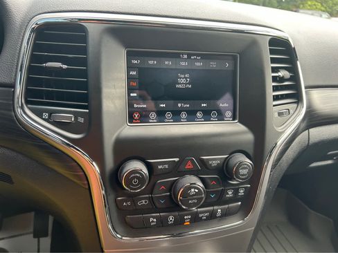 Used 2021 Jeep Grand Cherokee Laredo image 16