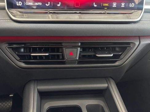 Used 2026 Volkswagen Tiguan SE FWD image 17