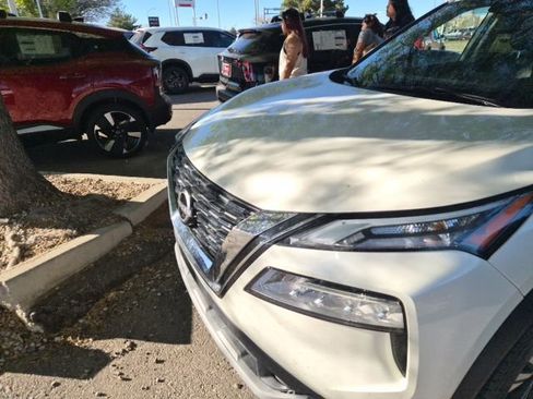 Used 2023 Nissan Rogue SV w/ SV Premium B Package image 31