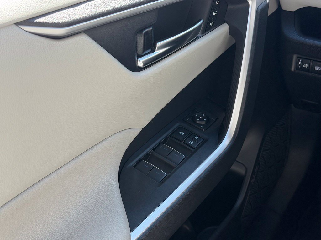 Used 2022 Toyota RAV4 XLE Premium AWD/4WD image 9