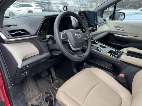 Used 2023 Toyota Sienna XLE image 17