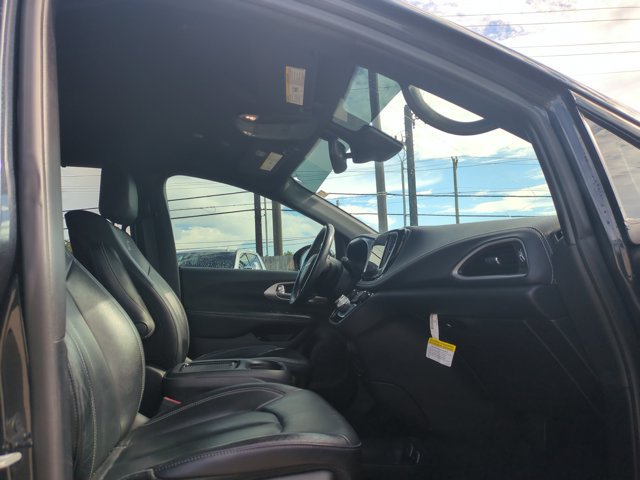 Used 2021 Chrysler Pacifica Touring-L w/ Uconnect Theater Family Group FWD image 11