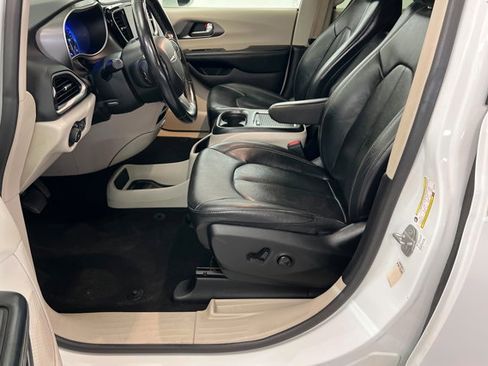 Used 2022 Chrysler Pacifica Touring-L image 17