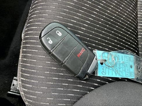 Used 2017 Dodge Journey SE w/ Flexible Seating Group FWD image 29