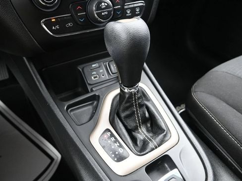 Used 2015 Jeep Cherokee Latitude w/ Comfort/Convenience Group FWD image 21