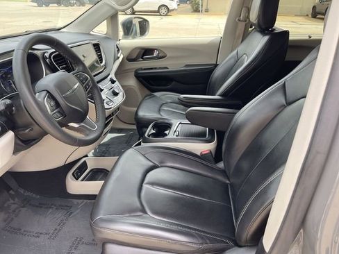 Used 2023 Chrysler Pacifica Touring-L FWD image 11