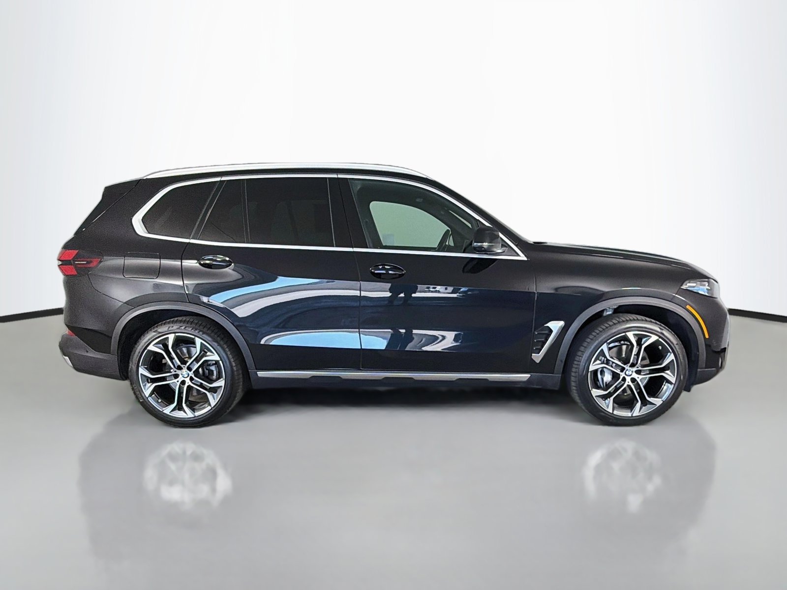 Certified 2025 BMW X5 sDrive40i w/ Parking Assistance Package RWD image 8