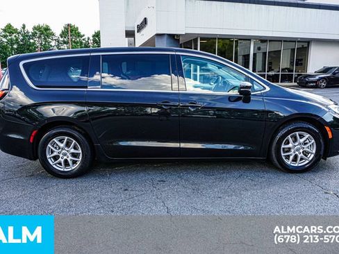 Used 2023 Chrysler Pacifica Touring-L FWD image 8