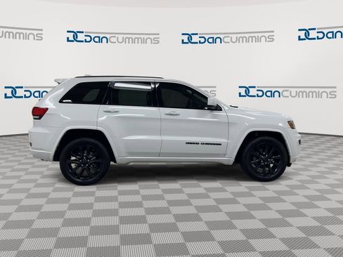 Used 2017 Jeep Grand Cherokee Altitude AWD/4WD image 9
