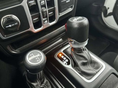 Used 2018 Jeep Wrangler Unlimited Sahara image 30