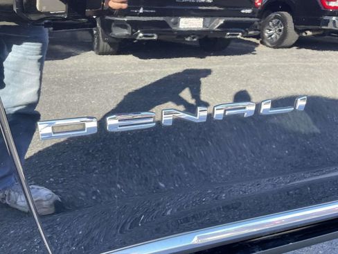 Used 2023 GMC Yukon Denali w/ Denali Reserve Package image 9