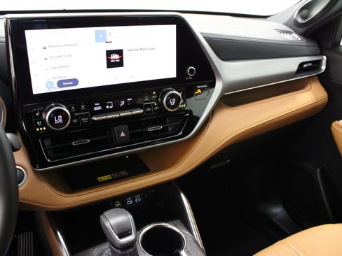 Used 2026 Toyota Highlander Platinum AWD/4WD image 15