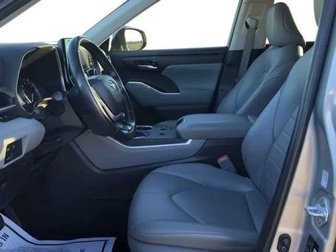 Used 2023 Toyota Highlander XLE FWD image 9