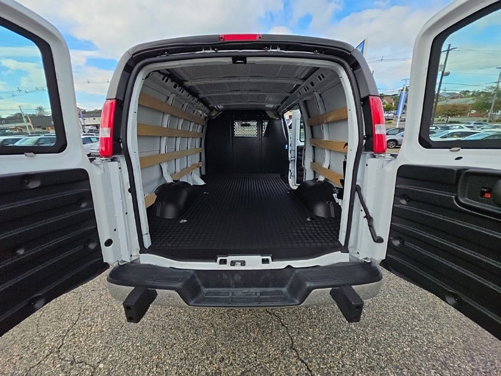 Used 2025 Chevrolet Express 2500 w/ Driver Convenience Package RWD image 25
