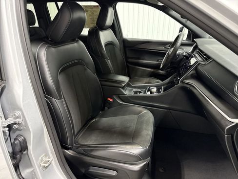 Used 2024 Jeep Grand Cherokee Altitude image 29