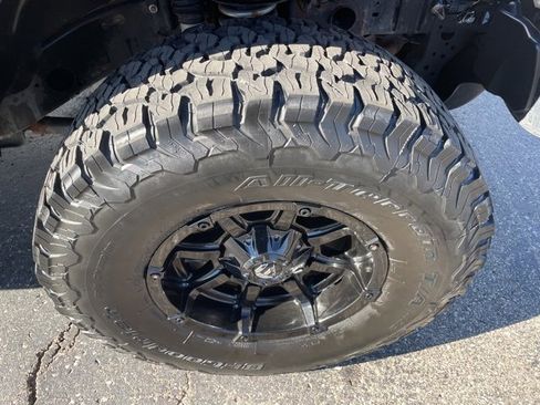 Used 2019 Jeep Wrangler Unlimited Sahara w/ Advanced Safety Group image 17