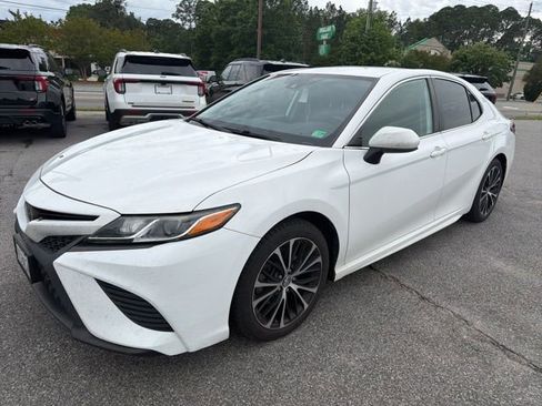Used 2019 Toyota Camry SE FWD image 2