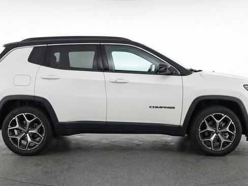 Used 2025 Jeep Compass Limited image 11