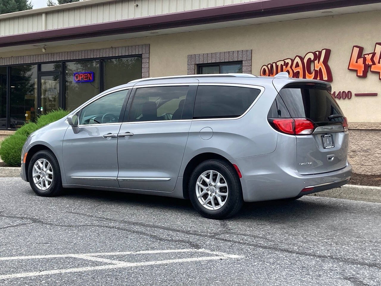 Used 2020 Chrysler Pacifica Touring-L FWD image 4