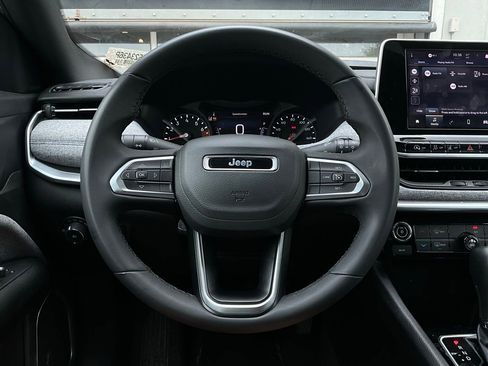 Used 2025 Jeep Compass Latitude image 33