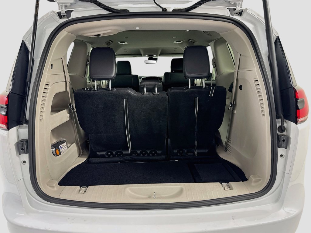 Used 2022 Chrysler Pacifica Touring-L FWD image 26