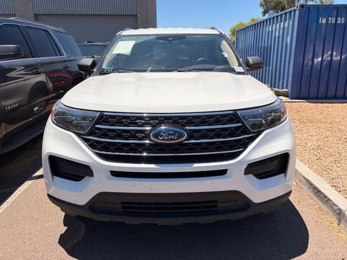 Used 2021 Ford Explorer XLT RWD image 2
