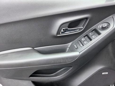 Used 2020 Chevrolet Trax LT w/ Sun & Sound Package image 20