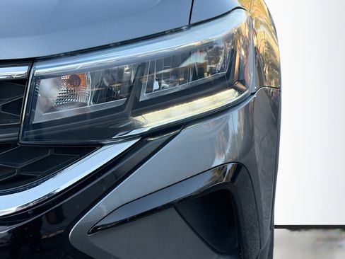 Used 2022 Volkswagen Taos SE image 9