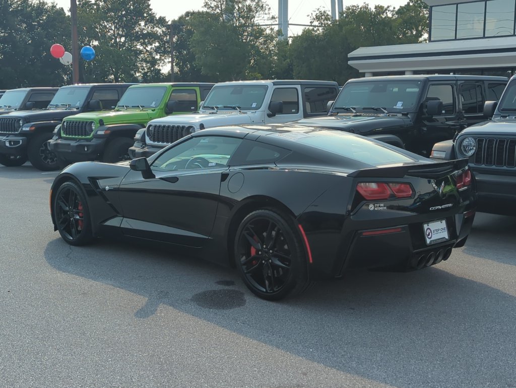 Used 2017 Chevrolet Corvette Stingray Coupe w/ Z51 1LT RWD image 4
