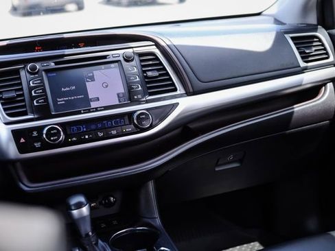 Used 2019 Toyota Highlander XLE AWD/4WD image 26