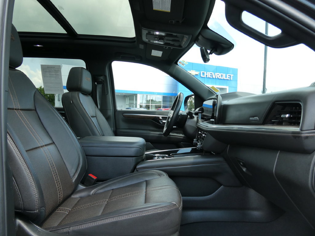 Certified 2025 Chevrolet Suburban High Country AWD/4WD image 14