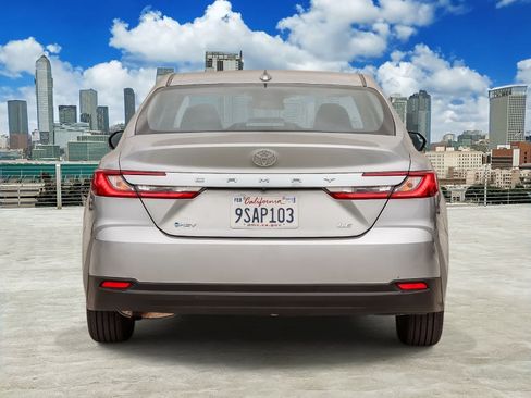 Used 2025 Toyota Camry LE FWD image 5