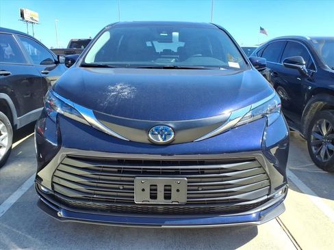 Used 2025 Toyota Sienna XLE image 3