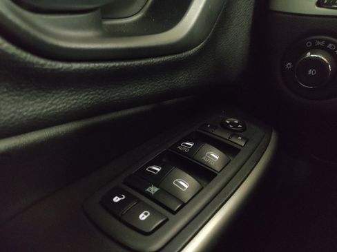 Used 2019 Jeep Cherokee Latitude Plus w/ Comfort/Convenience Group FWD image 27