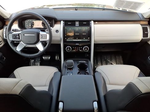 Certified 2025 Land Rover Discovery Dynamic SE AWD/4WD image 9