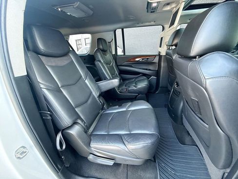Used 2020 Cadillac Escalade ESV Luxury image 32