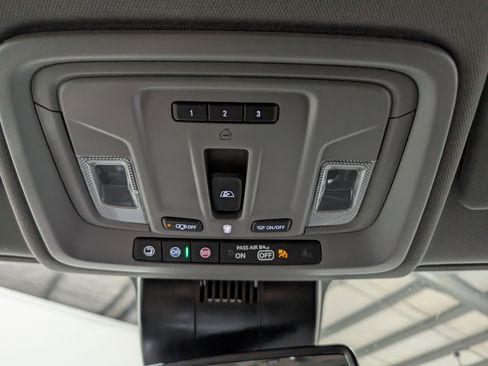 Used 2024 GMC Sierra 3500 SLT w/ SLT Convenience Package image 25