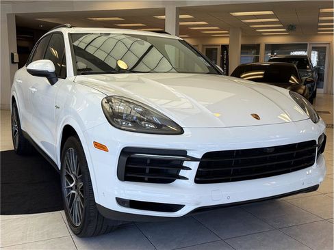 Used 2022 Porsche Cayenne E-Hybrid w/ Premium Plus Package image 3