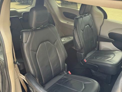 Used 2019 Chrysler Pacifica Touring-L FWD image 19