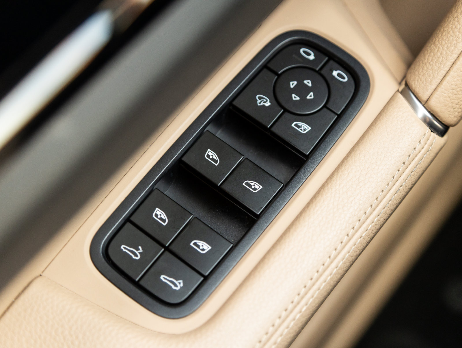 Certified 2023 Porsche Cayenne Coupe AWD/4WD image 19