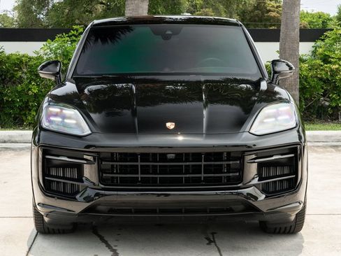 Used 2025 Porsche Cayenne GTS AWD/4WD image 3