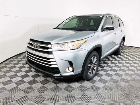 Used 2019 Toyota Highlander XLE FWD image 7