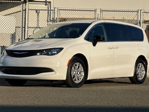 Used 2024 Chrysler Voyager LX image 8
