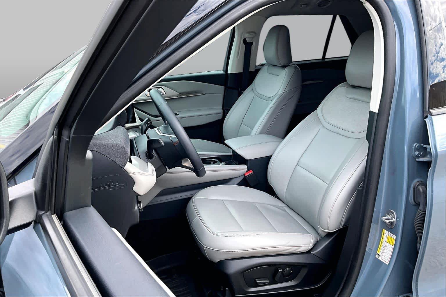 Used 2025 Ford Explorer Active w/ Active Comfort Package RWD image 9