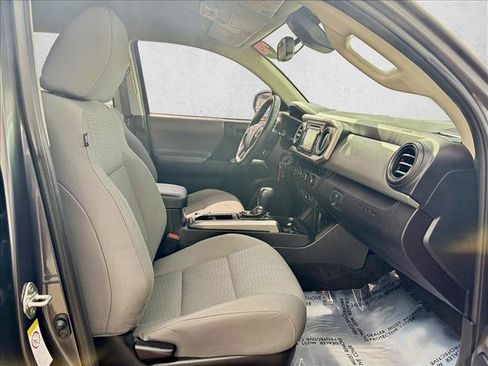 Used 2018 Toyota Tacoma SR5 AWD/4WD image 15