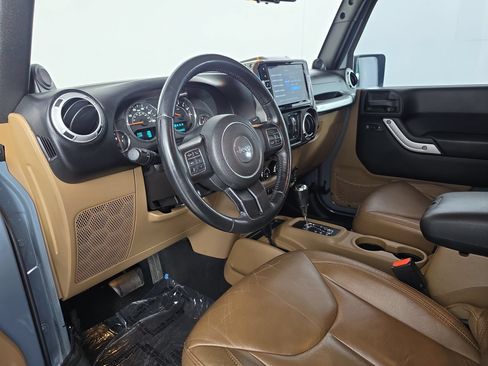 Used 2014 Jeep Wrangler Unlimited Sahara w/ Connectivity Group AWD/4WD image 12