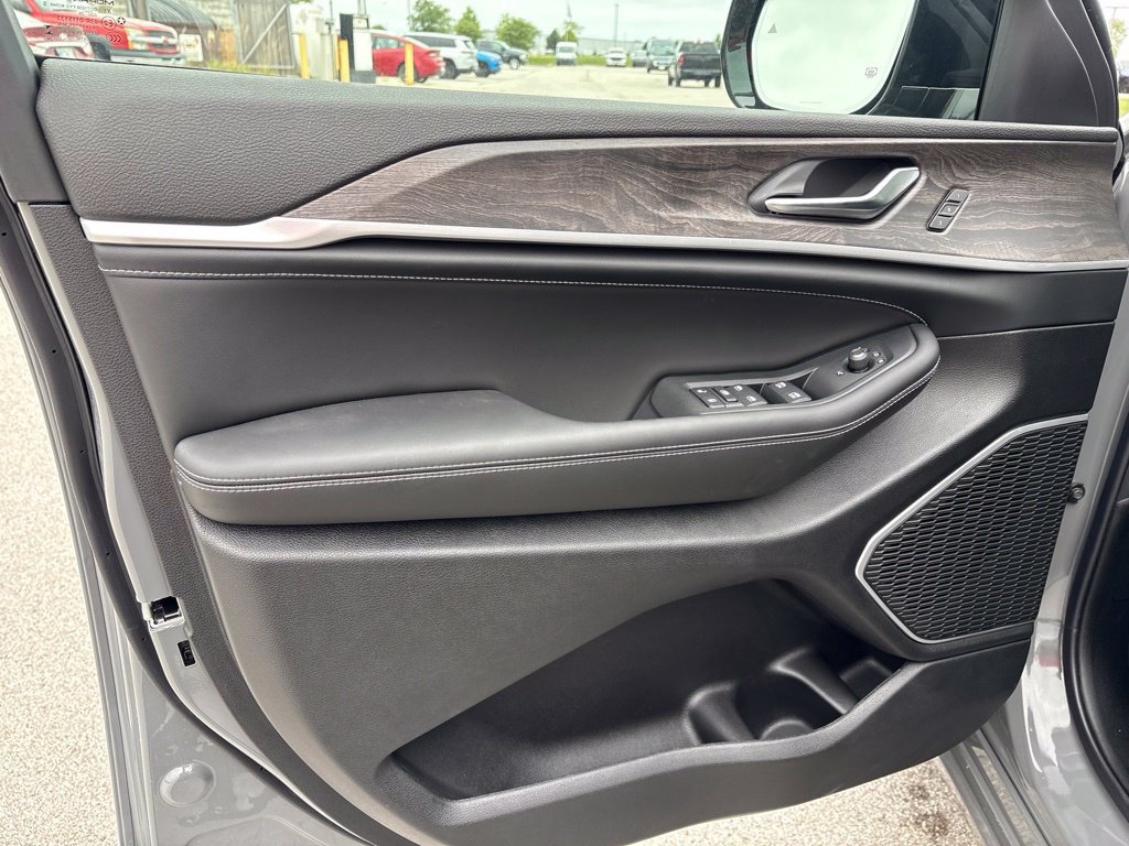 New 2027 Jeep Grand Cherokee Limited AWD/4WD image 9