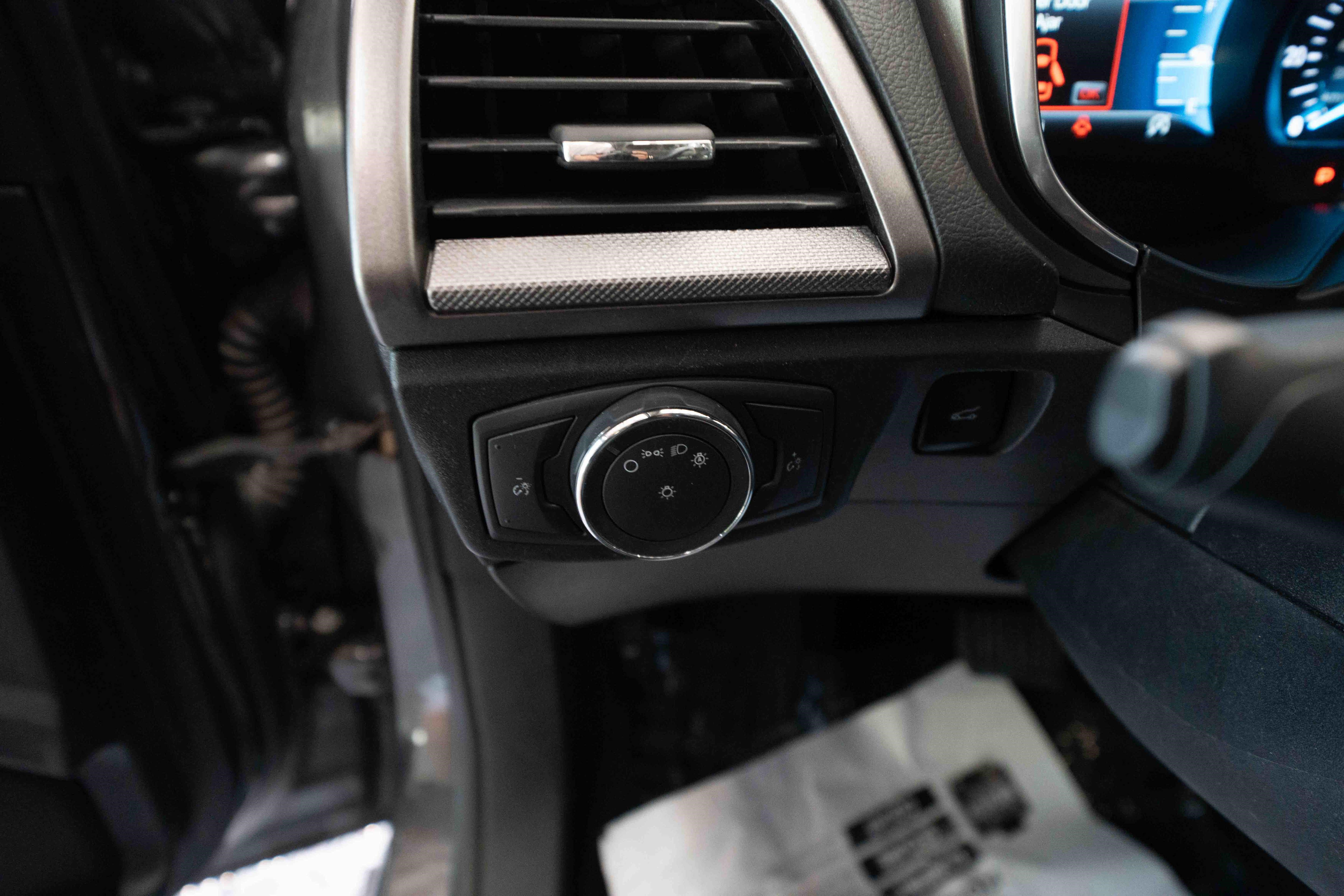 Used 2020 Ford Fusion SE FWD image 11