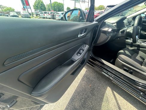 Used 2024 Nissan Altima 2.5 SV AWD/4WD image 7