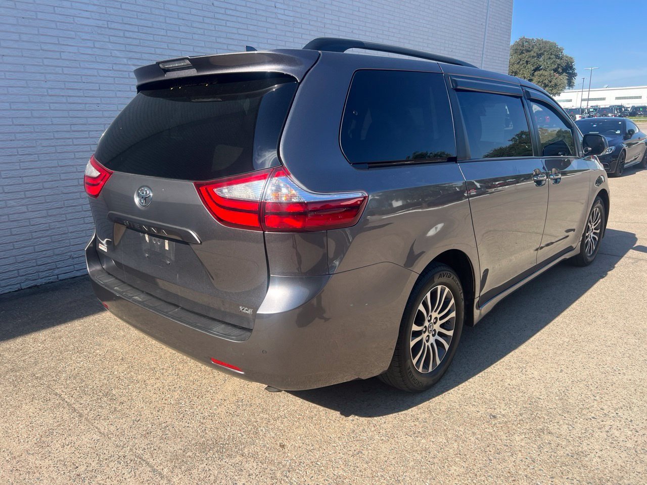 Used 2018 Toyota Sienna XLE w/ XLE Navigation Package FWD image 3